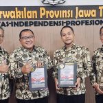 Perwakilan Pemkot Solo dan pejabat BPK memegang map dokumen laporan LHP LKPD saat penyerahan opini WTP di kantor BPK Jawa Tengah
