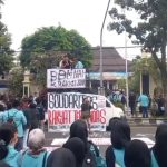 sekumpulan mahasiswa sedang membokade jalan untuk melakukan demo tolak kenaikan bbm di depan gedung DPRD Solo