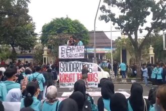 sekumpulan mahasiswa sedang membokade jalan untuk melakukan demo tolak kenaikan bbm di depan gedung DPRD Solo